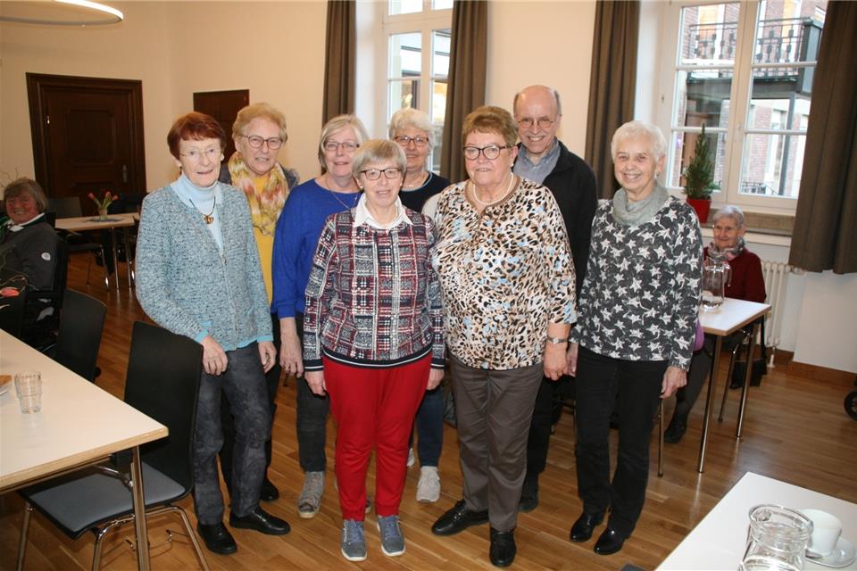Pfarrer Andreas Lüke (2.v.r.) mit dem neuen Führungsteam (v.l.): Christel Pothmann, Jolanthe Pflewko, Monika Gehling, Annette Böing, Ursula Brun, Agnes Altena und Christel van Dick.Gehling