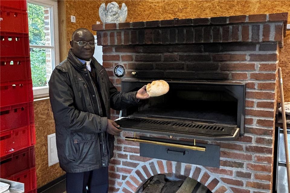 Pfarrer Charles hatte bei seinem Deutschland-Besuch im Oktober die Gelegenheit, den Heimatverein in Burlo bei seiner Brot- Aktion zu besuchen.