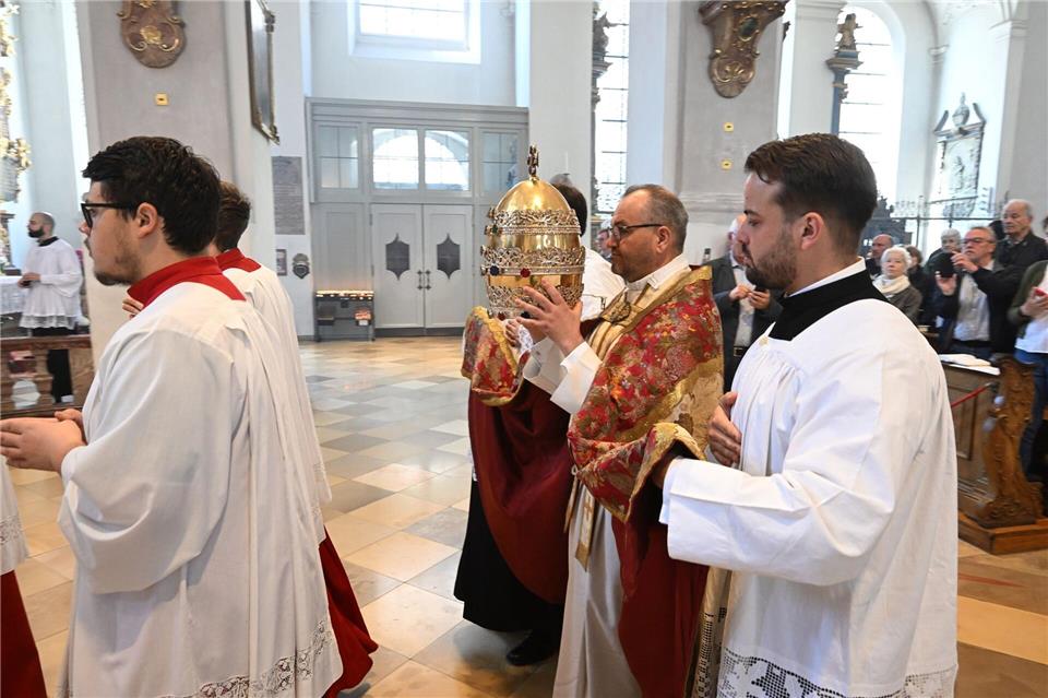 Münchner Petrusfigur erhält nach der Papstwahl Tiara zurück Pfarrer Daniel Lerch brachte in der Kirche St. Peter die Tiara zum Altar.Felix Hörhager/dpa