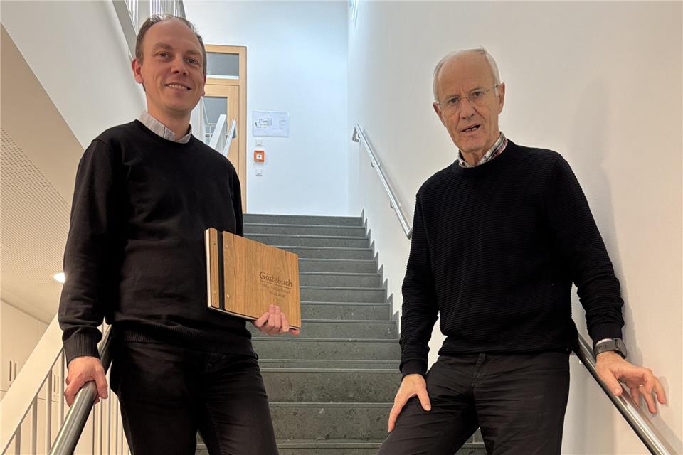 Pfarrer Dr. Fabian Tilling (l.) und Georg Badurczyk vom Kirchenvorstand freuen sich, dass Leben ins neue Gemeinschaftshaus Martinus kommt.