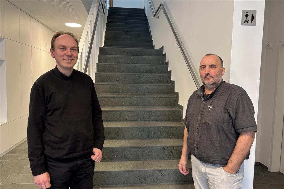 Pfarrer Dr. Fabian Tilling (l.) und Norbert Egging vom Kirchenvorstand berichten über Projekte an den Gebäuden der Pfarrgemeinde St. Martin.