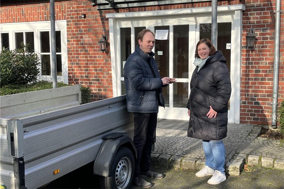 Pfarrer Dr. Fabian Tilling und Nicole Höbing, die Integrationsbeauftragte der Gemeinde, besprechen Details vor dem Kolpinghaus.