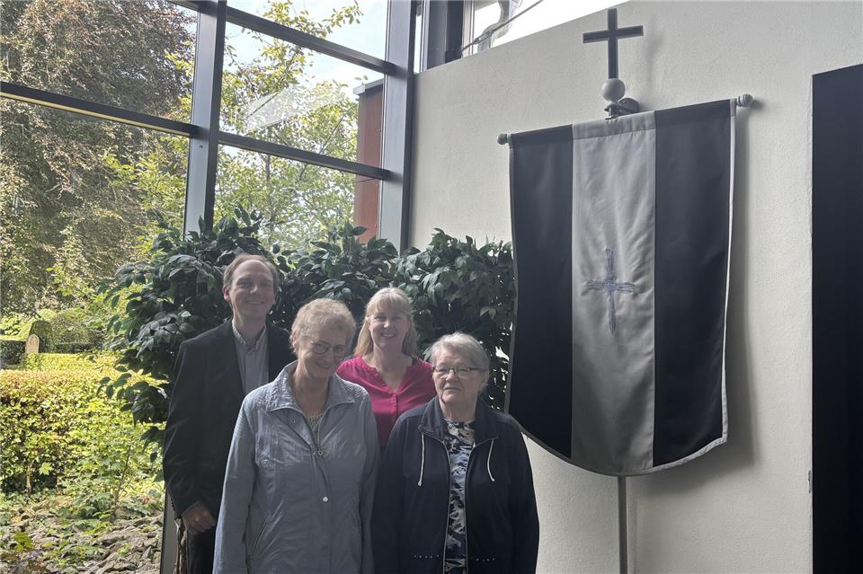 Pfarrer Fabian Tilling, Martina Kock, Elsbeth Löchteken (v.l.) und Luzie Timmermann (v.r.) freuen sich über die neue Nachbarschaftsfahne.