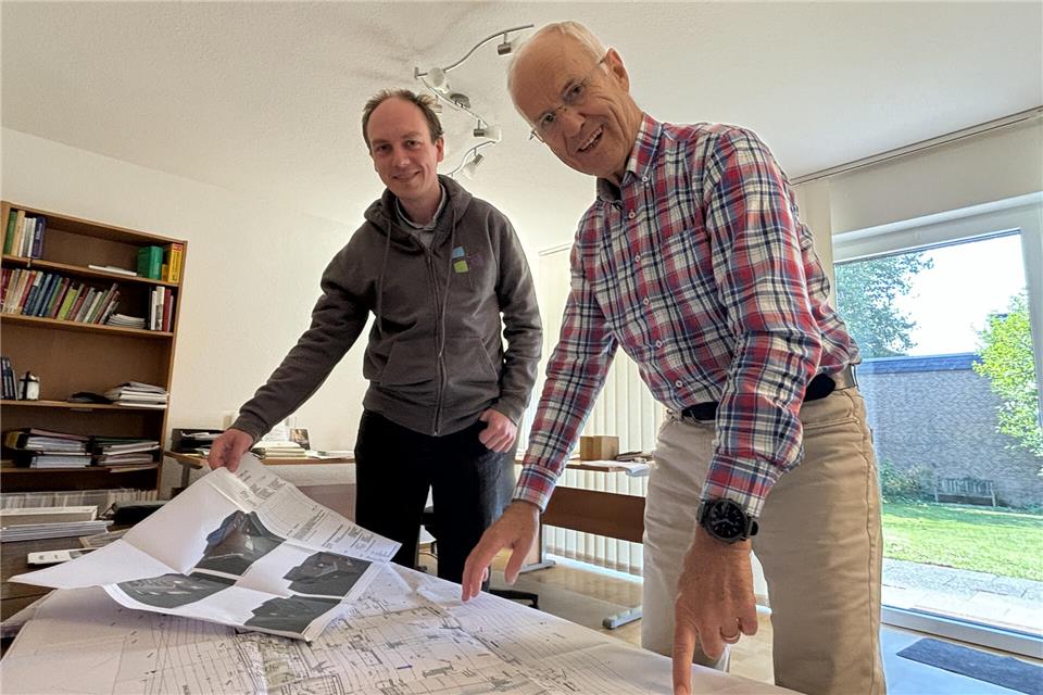 Pfarrer Fabian Tilling (links) und Kirchenvorstandsvorsitzender Georg Badurczyk von der Kirchengemeinde St. Martin in Raesfeld berichten über den Baufortschritt des neuen Gemeinschaftshauses, das neben der Kirche entsteht.
