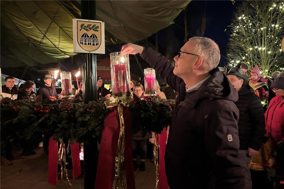 Pfarrer Thomas Hatwig zündet die zweite Adventskerze beim Lichterfest in Bahnhof Reken an.