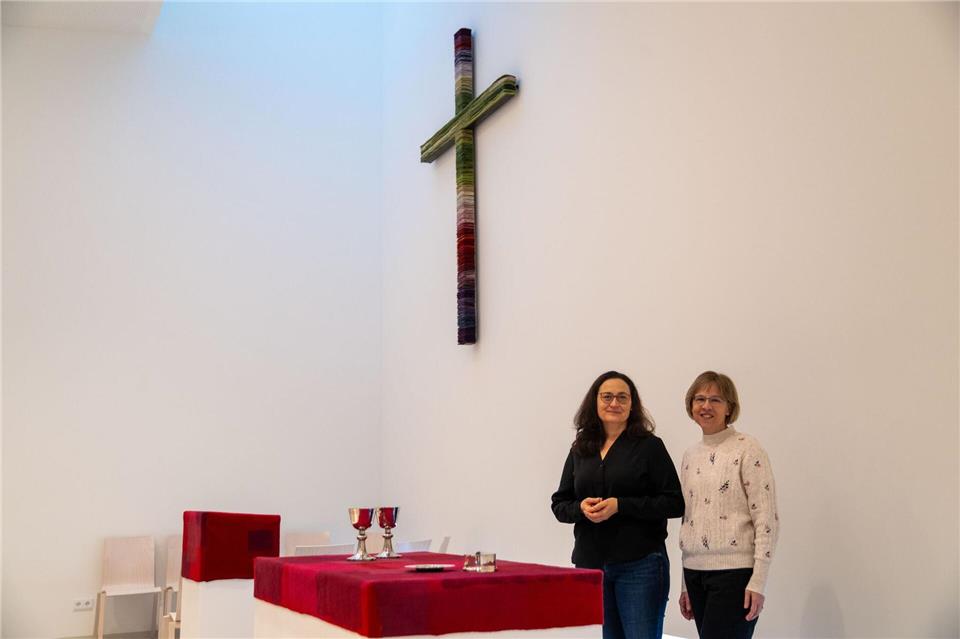 Pfarrerin Stefanie Lauterbach (l) und Prädikantin Eva-Maria Mauerer stehen am Altar im Innenraum der neuen Kirche.Pia Bayer/dpa
