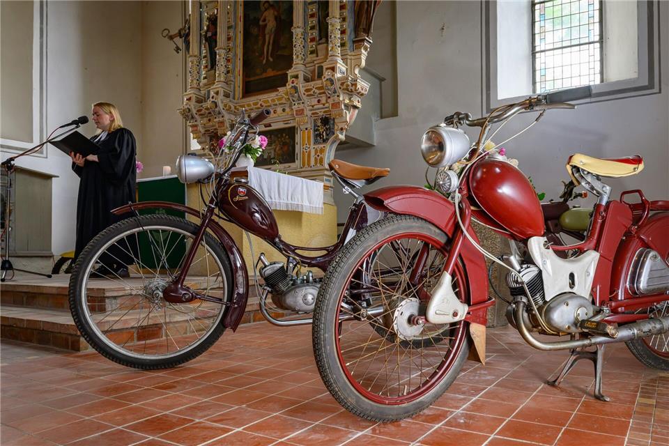 Pfarrerin Susanne Noack spricht in der Kirche - neben ihr die Kult-Mopeds.Patrick Pleul/dpa