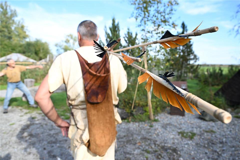 Pfeile und Speere müssen aus Naturmaterialien wie Holz, Knochen, Stein oder Geweih gefertigt sein.Felix Kästle/dpa