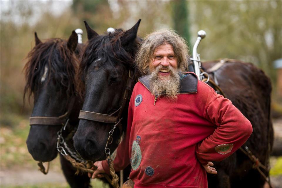 Pferdebauer Hubertus Assmann mit zwei seiner Zugpferde, Lena und Elgin.Andreas Arnold/dpa