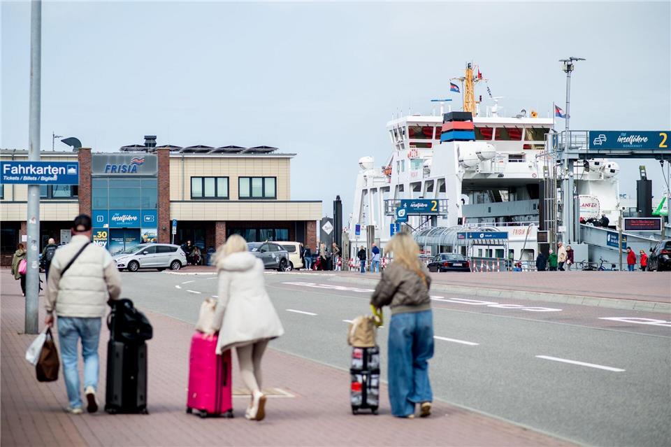Pfingsturlauber wollen auf die Fähre nach Norderney.Hauke-Christian Dittrich/dpa