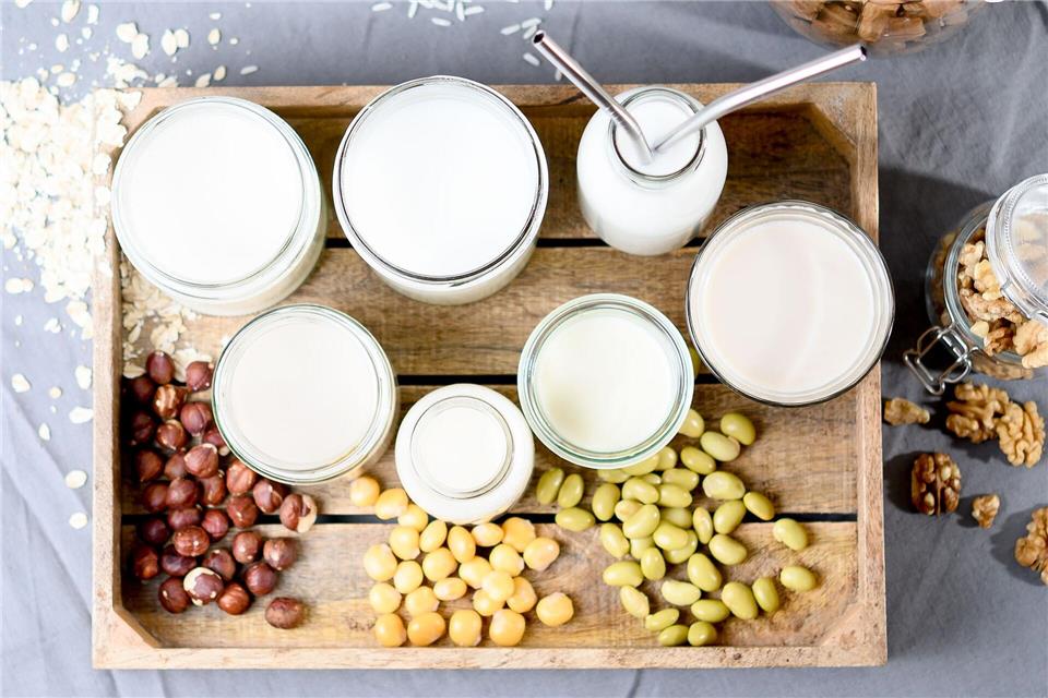 Pflanzendrinks wie Soja- oder Hafermilch haben ein anderes Nährstoffprofil als Kuhmilch und sind für Säuglinge ungeeignet.Zacharie Scheurer/dpa-tmn