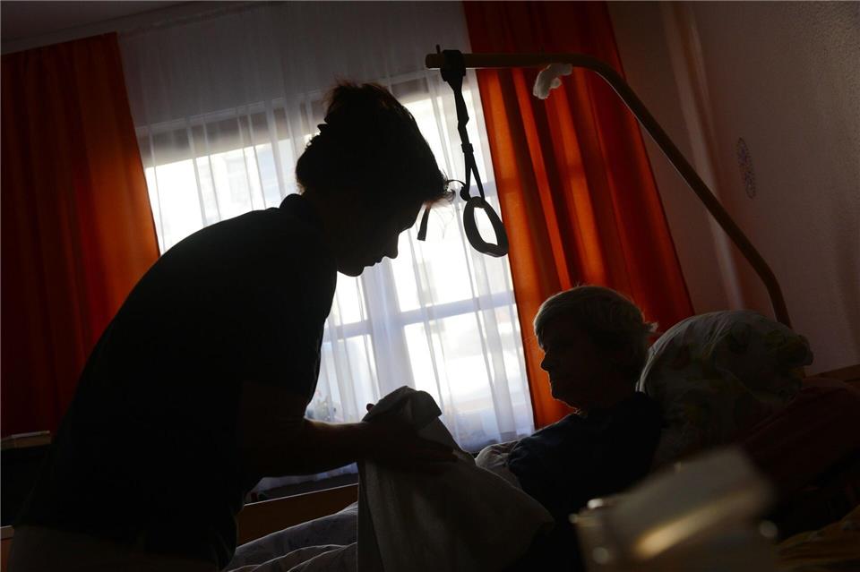 Pflege und Ansprache: Wer mit Patienten arbeitet, braucht Fachwissen und Einfühlungsvermögen.Jens Kalaene/dpa-Zentralbild/dpa-tmn