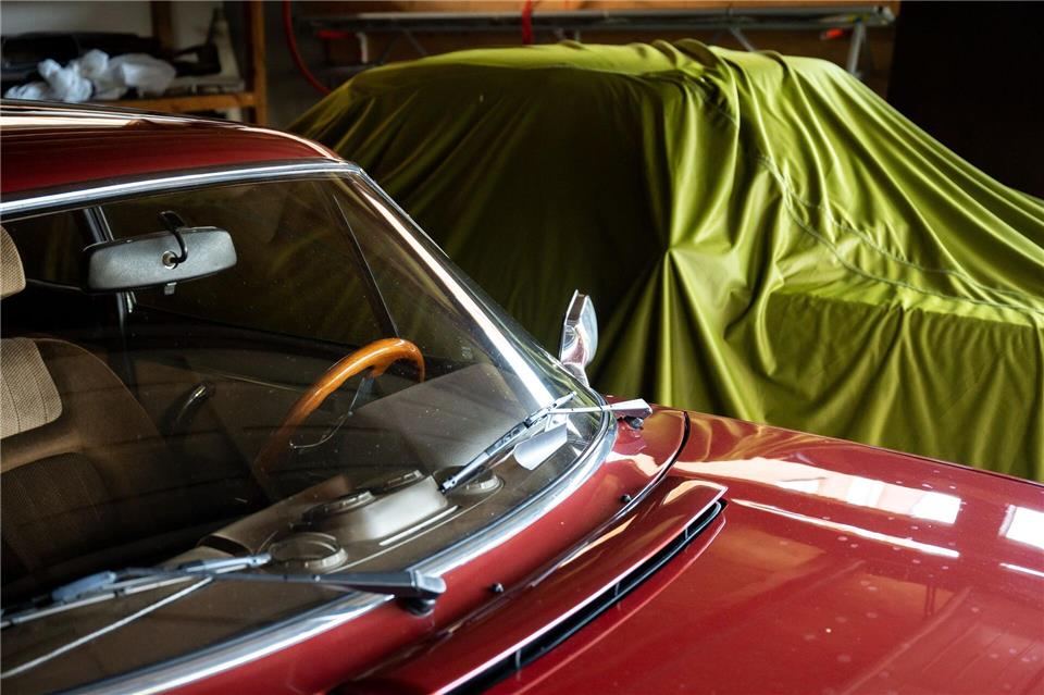 Pflege und Schutz: Gründliche Reinigung, geeignete Pflegemittel und atmungsaktive Abdeckhüllen bewahren den Oldtimer im Winter.Benjamin Nolte/dpa-tmn