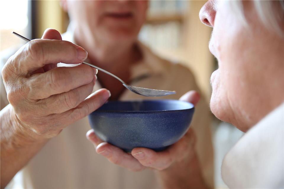 Pflegebedürftigkeit kommt längst nicht immer schleichend, sondern kann sich durch Schlaganfall und Co. von jetzt auf gleich einstellen. picture alliance/dpa
