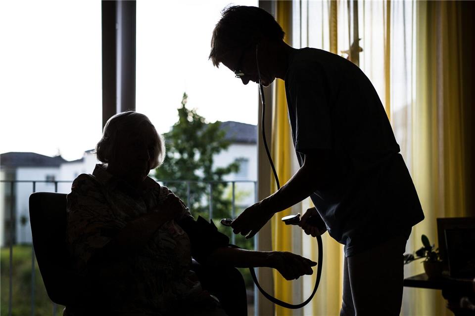 Pflegefachpersonen betreuen und pflegen Menschen, die in der Einrichtung wohnen.picture alliance/dpa