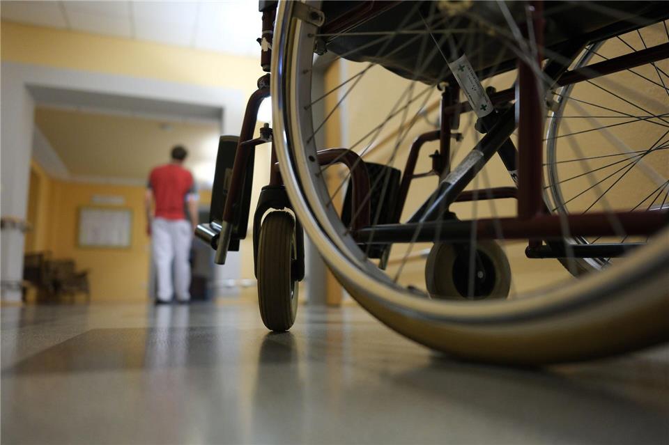 Pflegekräfte bekommen mehr Geld als noch vor einem Jahr. (Symbolbild)Sebastian Willnow/dpa