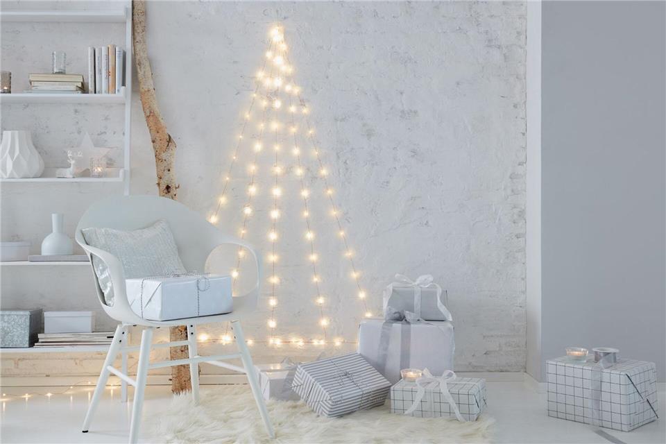 Pflegeleicht, platzsparend und blitzschnell angebracht - ein Weihnachtsbaum aus einer LED-Lichterkette.tesa/DIY Academy/dpa-tmn