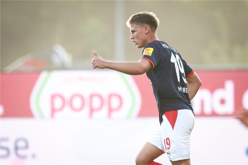 Phil Harres feiert seinen Anschlusstreffer für Holstein Kiel.Christian Charisius/dpa