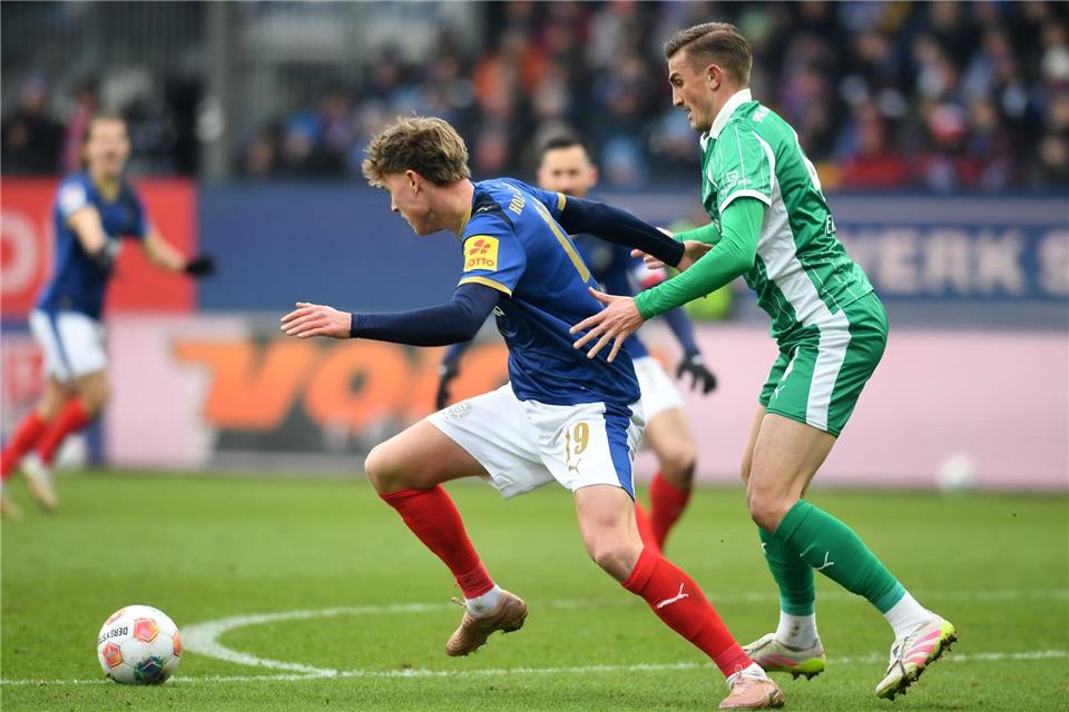 Phil Harris (l, Holstein Kiel) und Philipp Ziereis (SpVgg Greuther Fürth) kämpfen um den Ball.Daniel Bockwoldt/dpa