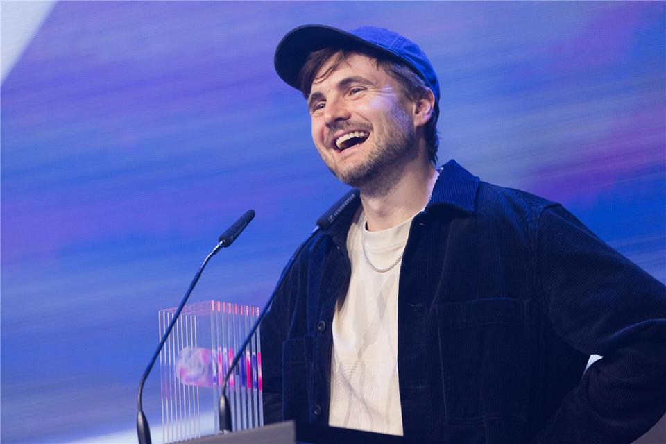 HandOfBlood räumt bei VideoDays als Creator des Jahres ab  Phil Laude freut sich über den „Ehrenpreis“ bei den  VideoDays Festival Awards.Rolf Vennenbernd/dpa