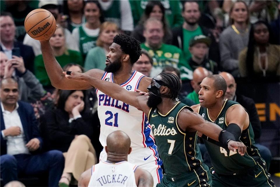 Philadelphia 76ers Center Joel Embiid (21) wird von Boston Celtics Guard Jaylen Brown (7) unter Druck gesetzt.