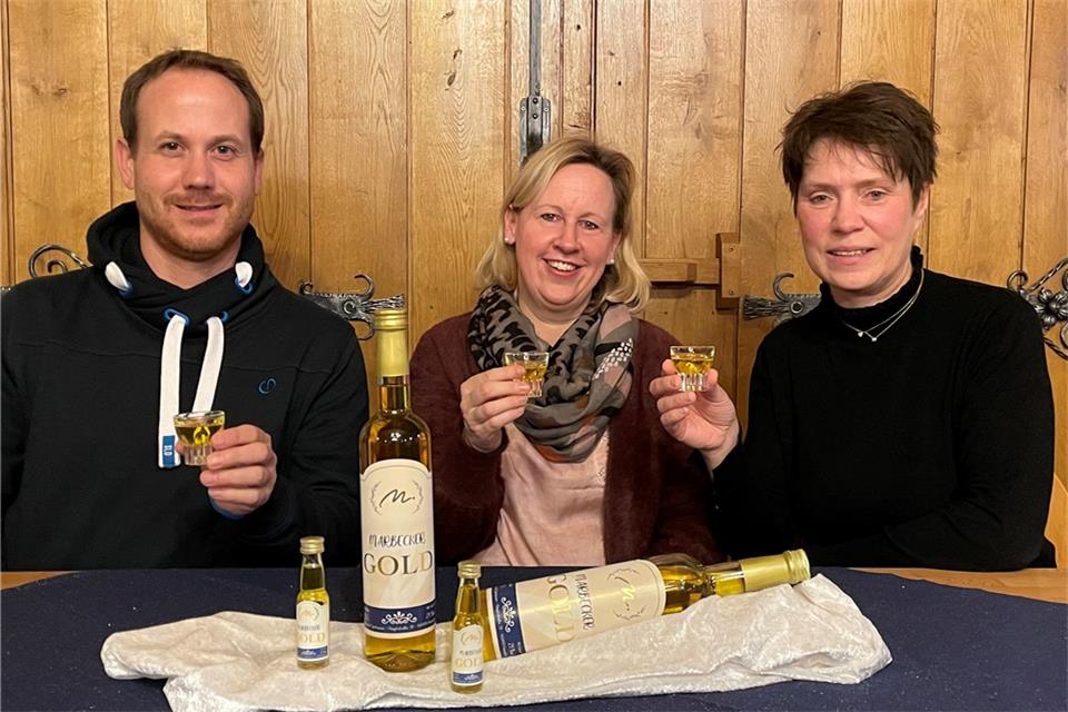 Philip Demey, Isabell Schmidt-Niermann und Beate Hülsdünker (von links) sind das Marbecker Goldlikör-Team.