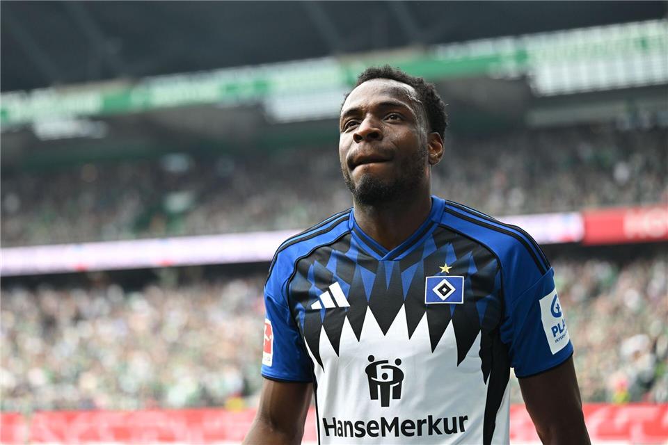 Philip Otele vom Hamburger SV nach seiner Roten Karte im Nordderby bei Werder Bremen.Carmen Jaspersen/dpa