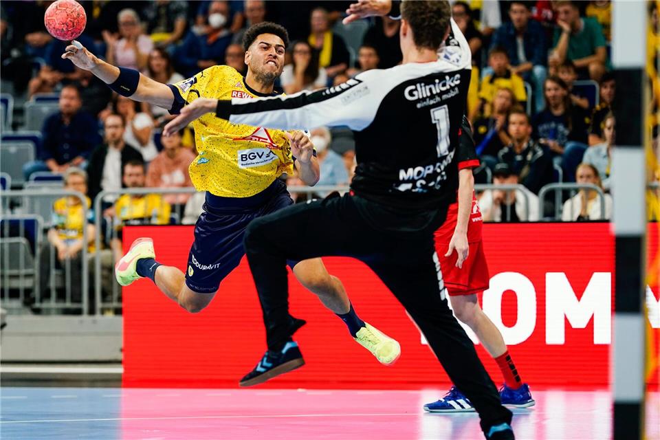 Philipp Ahouansou (l) stammt aus der Jugend der Rhein-Neckar Löwen - nun wechselt er von Wetzlar zum TVB Stuttgart. (Archivbild)Uwe Anspach/dpa