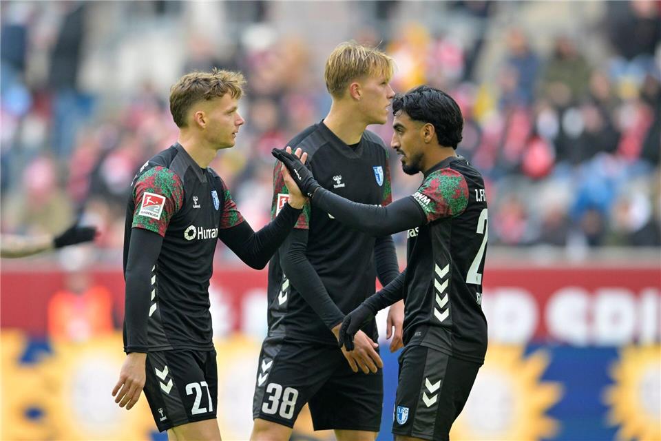 Philipp Hercher (l) gab in Düsseldorf die Vorlage zum zwischenzeitlichen AusgleichAnke Waelischmiller/dpa