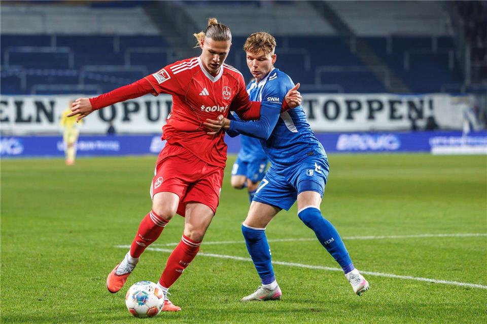 Philipp Hercher (r) hätte schon vor der Pause treffen könnenAndreas Gora/dpa
