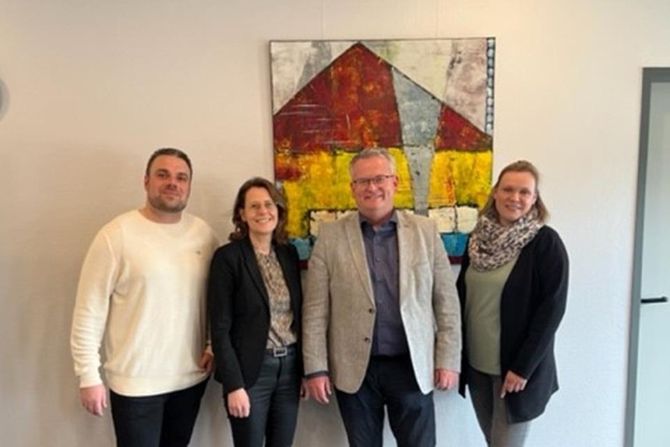 Philipp Holtschlag, Gerswid Altenhoff-Weber (Bürgerstiftung), Bürgermeister Martin Tesing und Kathrin Bonhoff (Bürgerstiftung) bitten um Unterstützung für die Partnergemeinde.