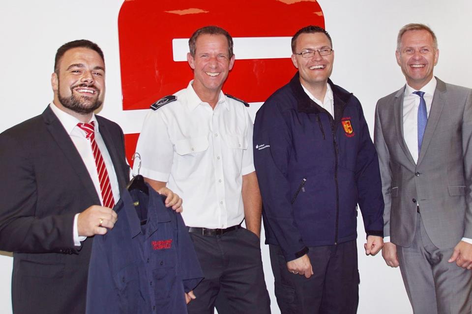 Philipp Holtschlag (links) und Wolfgang Niehues (rechts) haben die neue Kleidung an André Szczesny (Zweiter von links) und Thorsten Meis übergeben. 