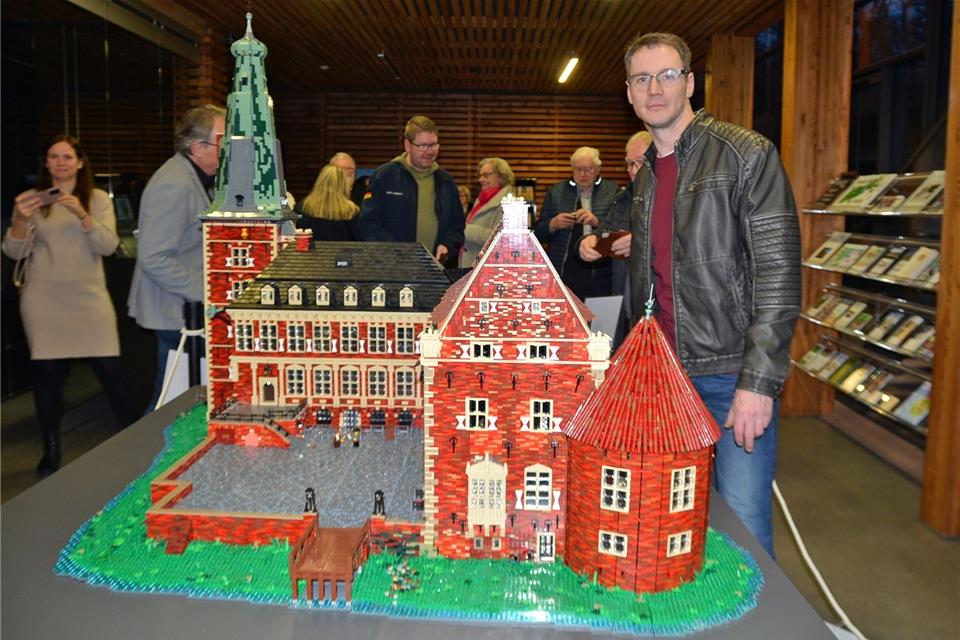Philipp Honvehlmann hat in eineinhalb Jahren ein Modell des Raesfelder Schlosses aus Lego-Steinen gebaut.