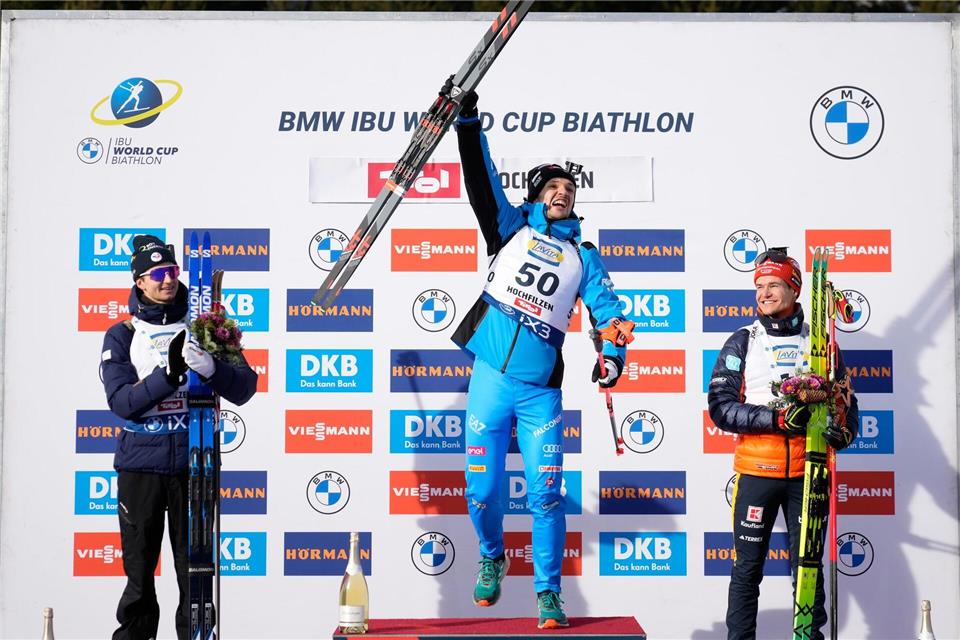Philipp Horn (r) erlebt seine Premiere bei der Siegerehrung.Matthias Schrader/AP/dpa