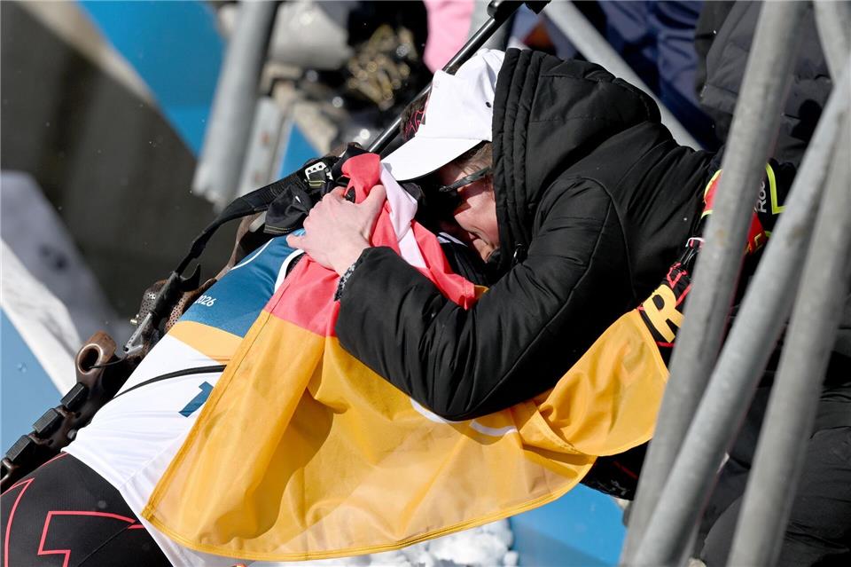 Philipp Horn wird im Ziel von seiner weinenden Ehefrau Antonia getröstet.Hendrik Schmidt/dpa