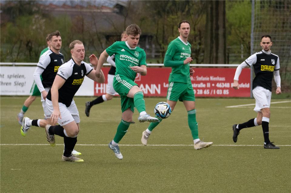 Philipp Kölking (am Ball) und der TSV Raesfeld sind nach dem 3:0 gegen Südlohn neuer Bezirksliga-Spitzenreiter.