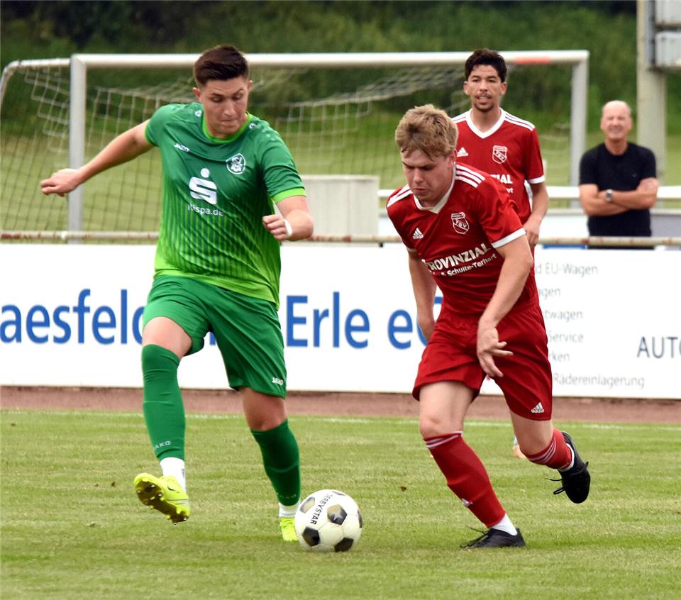 Philipp Kölking (rechts) verpasste in der Anfangsphase den möglichen Führungstreffer für sein Team. Nicht schlimm, denn am Ende siegte der TSV Raesfeld klar mit 5:2.