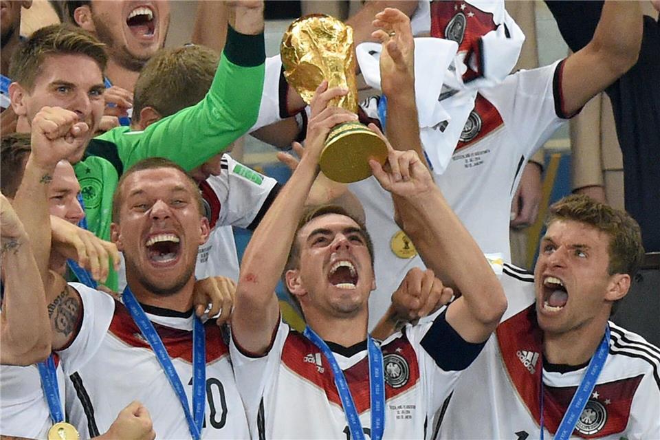 Philipp Lahm reckte 2014 als bislang letzter deutscher Nationalmannschaftskapitän den WM-Pokal in die Höhe. (Archivbild)Marcus Brandt/dpa