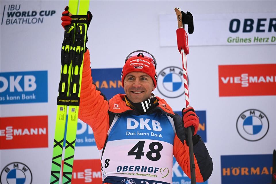 Philipp Nawrath freut sich über seinen zweiten Platz.Hendrik Schmidt/dpa