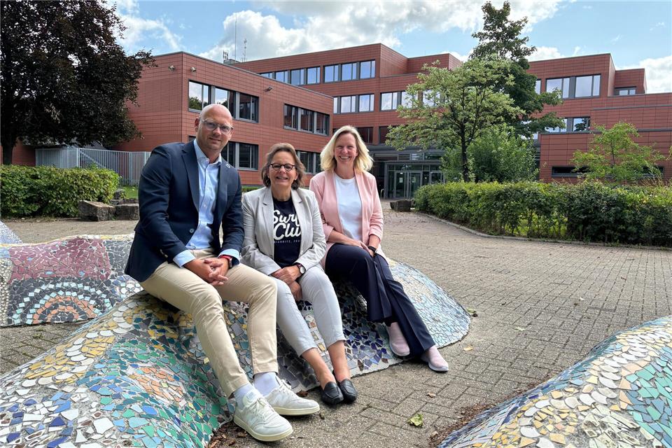 Philipp Ottmann wurde von Geschers Bürgermeisterin Anne Kortüm (Mitte) und Velens Bürgermeisterin Dagmar Jeske als neuer Schulleiter der Gesamtschule begrüßt.