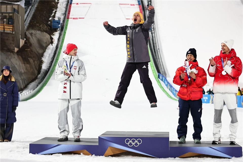 Philipp Raimund (M) jubelte ausgelassen, will sich beim Feiern aber erst einmal zurückhalten.Daniel Karmann/dpa