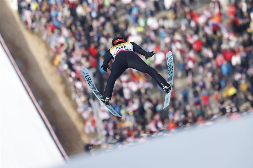 Philipp Raimund kam beim Skifliegen in Österreich nur auf Platz 16. Erwin Scheriau/APA/dpa