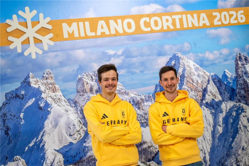 Philipp Raimund (l) und Felix Hoffmann (r) bei der Olympia-Einkleidung.Peter Kneffel/dpa