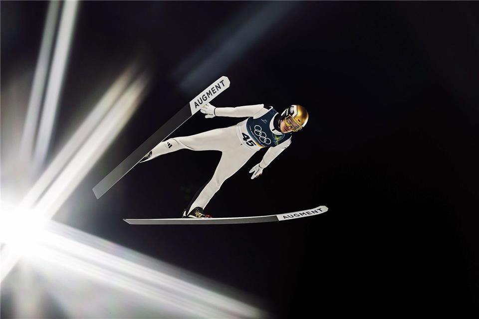 Philipp Raimund springt von der Normalschanze bei den Olympischen Winterspielen Mailand Cortina 2026.Expa/ Jfk/APA/dpa