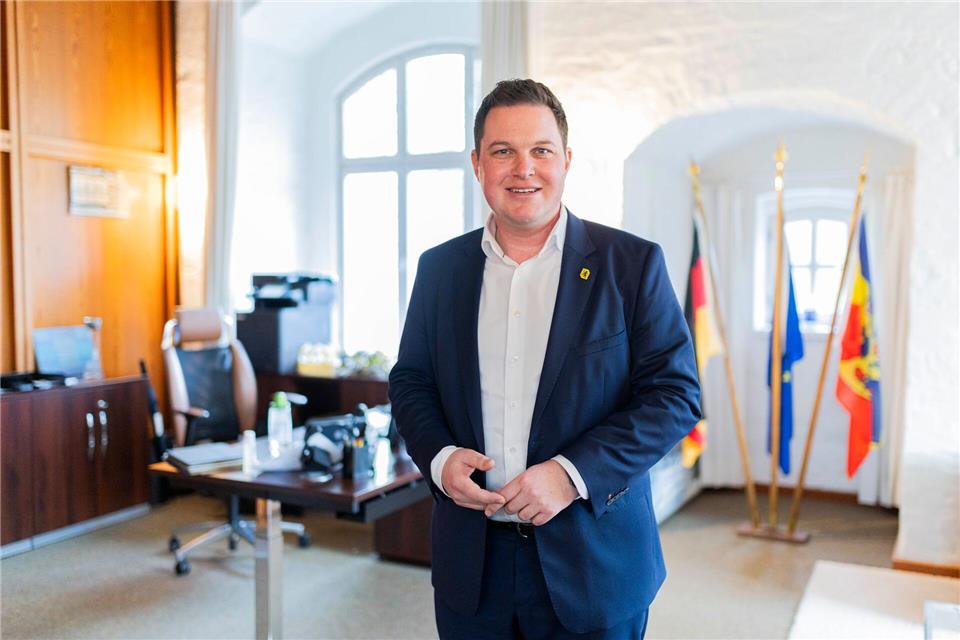 Philipp Raulfs (SPD) will als junger Landrat Haltung zeigen. (Archivbild) Michael Matthey/dpa