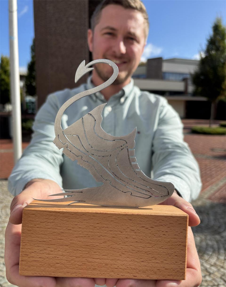 Philipp Rottbeck zeigt den neuen Pokal für die Gewinner des Heidener Teufelslaufs am 20. September.