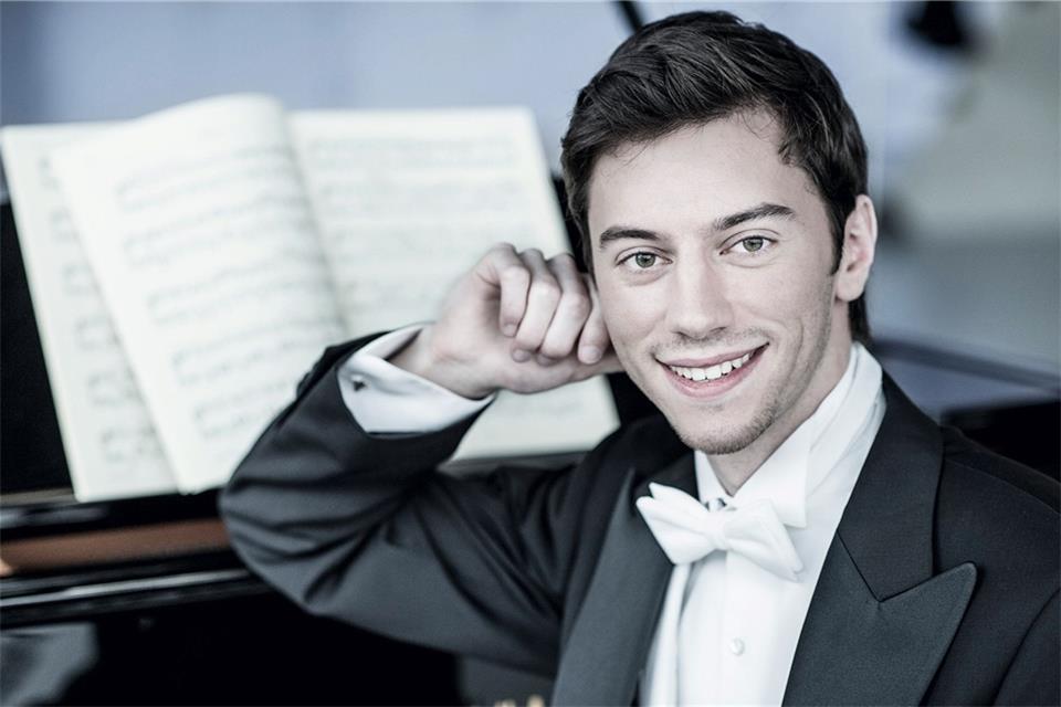 Philipp Scheucher musiziert im Rittersaal des Schlosses.