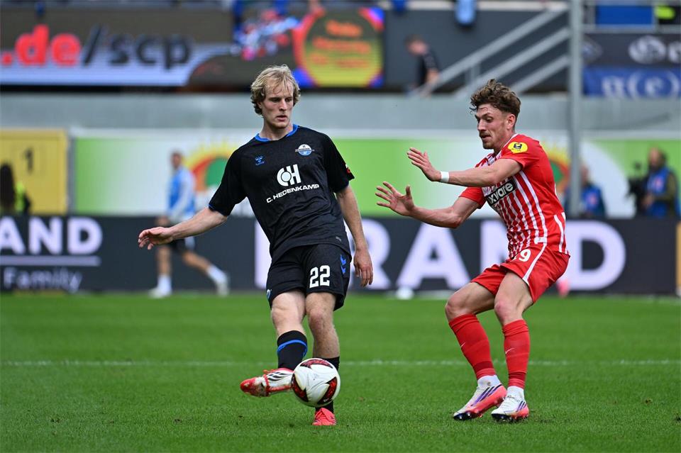 Philipp Treu (r.) und der SC Freiburg stehen in der Bundesliga aktuell ganz oben. (Archivbild)Swen Pförtner/dpa