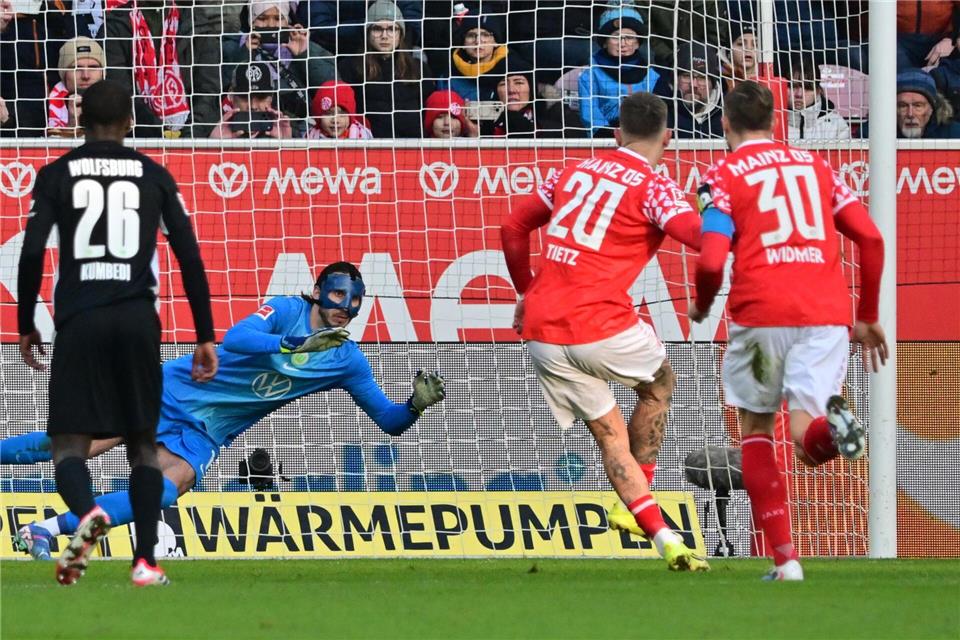 Phillip Tietz (2.v.r.) vergibt einen Elfmeter für Mainz.Torsten Silz/dpa