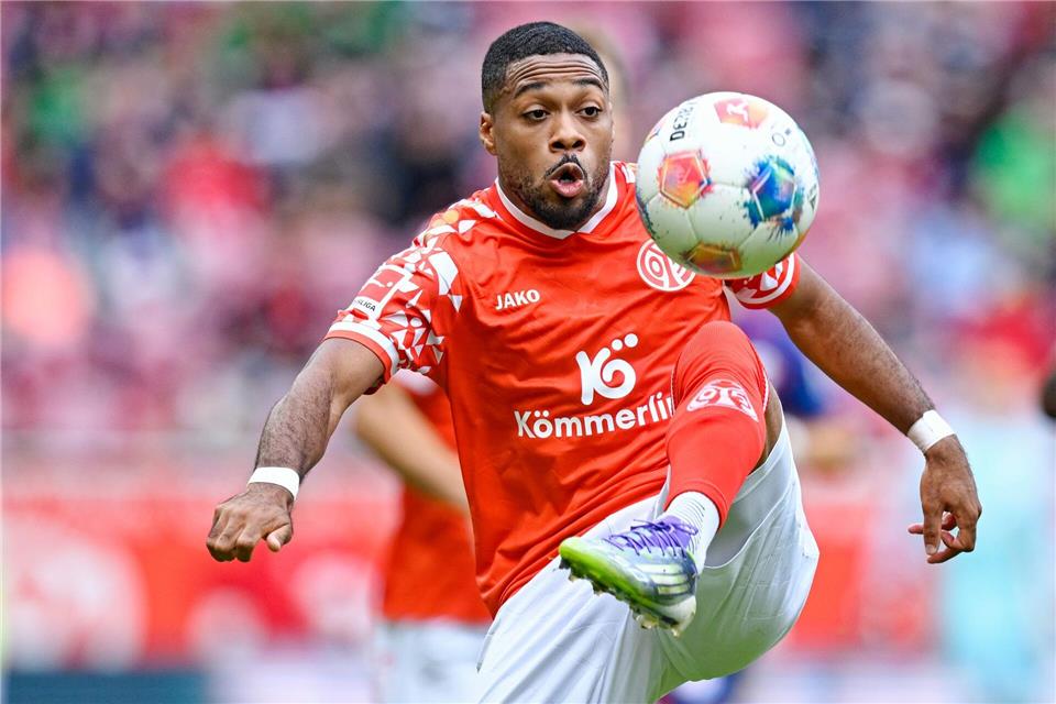 Phillipp Mwene hat seinen Vertrag beim FSV Mainz 05 verlängert. (Archivbild) Uwe Anspach/dpa